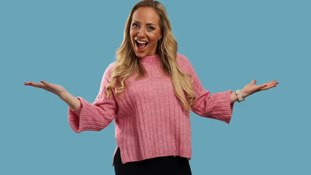 Medarbetare på Euro Accident gestikulerar och ler stort