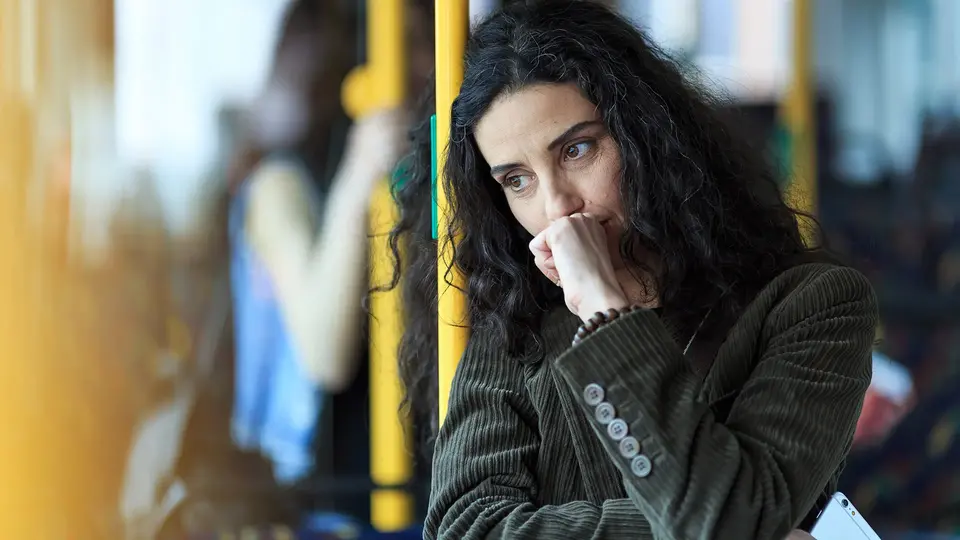 Person åker kollektivt fordon och ser orolig ut