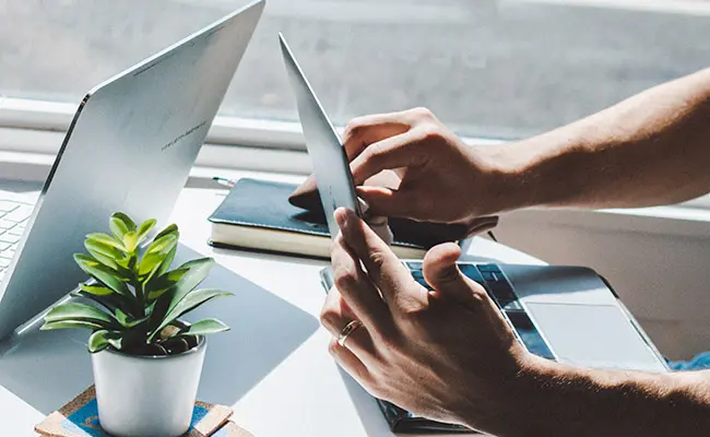 Man skriver på dator