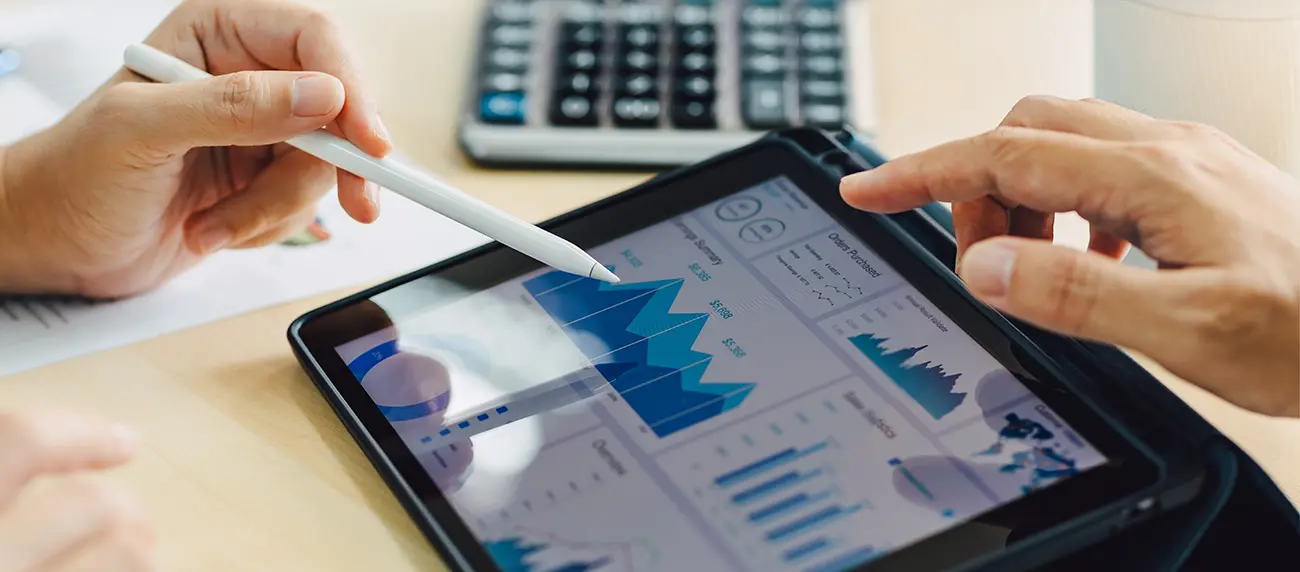 Två personer analyserar data på en läsplatta